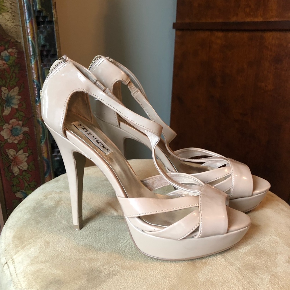 Patent leather nude platform heels